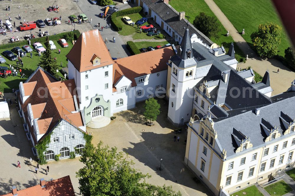 Aerial photograph LIEBENBERG - Blick auf das Schloss & Gut Liebenberg. Das Schloss Liebenberg wurde 1745 erbaut und später durch Theodor Fontane beschrieben. Es umfasst neben dem Herrenhaus Gutsanlagen und einen Landschaftspark nach Entwürfen von Peter Joseph Lenné. Der Gebäudekomplex wurde durch die DKB Stiftung Liebenberg gemeinnützige GmbH originalgetreu und liebevoll restauriert, einschließlich der Feldsteinkirche und dem Inspektorenhaus mit Kaiserbrunnen. View of the areal of Castle Liebenberg.