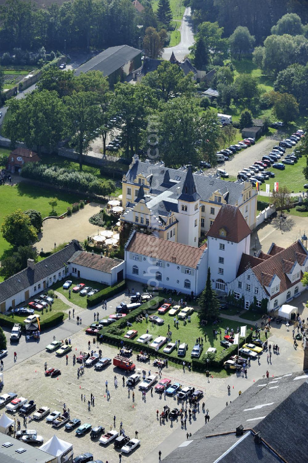 Aerial photograph LIEBENBERG - Blick auf das Schloss & Gut Liebenberg. Das Schloss Liebenberg wurde 1745 erbaut und später durch Theodor Fontane beschrieben. Es umfasst neben dem Herrenhaus Gutsanlagen und einen Landschaftspark nach Entwürfen von Peter Joseph Lenné. Der Gebäudekomplex wurde durch die DKB Stiftung Liebenberg gemeinnützige GmbH originalgetreu und liebevoll restauriert, einschließlich der Feldsteinkirche und dem Inspektorenhaus mit Kaiserbrunnen. View of the areal of Castle Liebenberg.