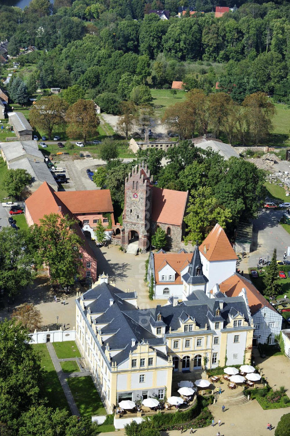 Aerial image LIEBENBERG - Blick auf das Schloss & Gut Liebenberg. Das Schloss Liebenberg wurde 1745 erbaut und später durch Theodor Fontane beschrieben. Es umfasst neben dem Herrenhaus Gutsanlagen und einen Landschaftspark nach Entwürfen von Peter Joseph Lenné. Der Gebäudekomplex wurde durch die DKB Stiftung Liebenberg gemeinnützige GmbH originalgetreu und liebevoll restauriert, einschließlich der Feldsteinkirche und dem Inspektorenhaus mit Kaiserbrunnen. View of the areal of Castle Liebenberg.