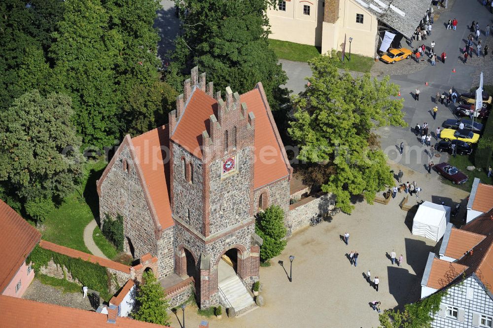 Aerial photograph LIEBENBERG - Blick auf das Schloss & Gut Liebenberg. Das Schloss Liebenberg wurde 1745 erbaut und später durch Theodor Fontane beschrieben. Es umfasst neben dem Herrenhaus Gutsanlagen und einen Landschaftspark nach Entwürfen von Peter Joseph Lenné. Der Gebäudekomplex wurde durch die DKB Stiftung Liebenberg gemeinnützige GmbH originalgetreu und liebevoll restauriert, einschließlich der Feldsteinkirche und dem Inspektorenhaus mit Kaiserbrunnen. View of the areal of Castle Liebenberg.