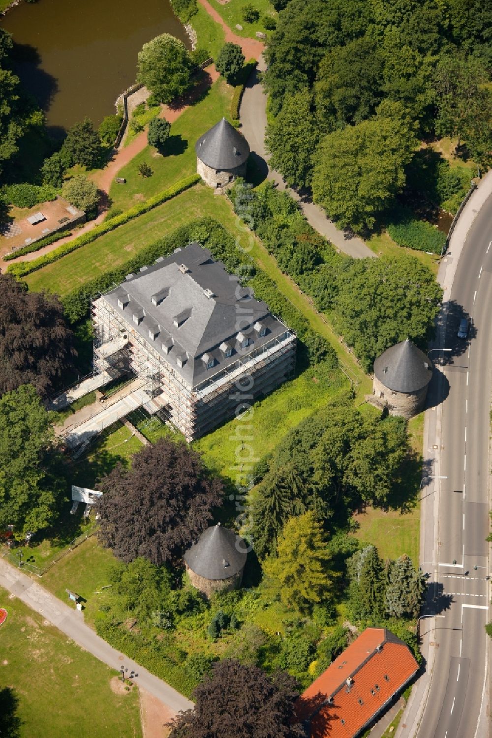 Aerial image Velbert OT Neviges - View of the castle Hardenberg in the district of Neviges in Velbert in the state of North Rhine-Westphalia