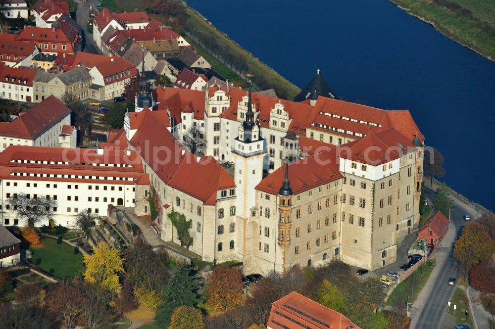 Torgau from the bird's eye view: Schloss Hartenfels in Torgau an der Elbe. Die Stadt befindet sich im Freistaat Sachsen. Der Bau wurde von Konrad Pflüger begonnen und von Konrad Krebs weitergeführt. Das Schloss stammt aus der Frührenissance. Die zum Schloss gehörende Kapelle gilt als das erste protestantische Gotteshaus der Welt. Ihr Bau wurde von Nikolaus Gromann realisiert. The castle / palace Hartenfels is situated in Torgau close to the river elbe. It belongs to the federal state of Saxony. The construction was startes by Konrad Pflueger and finished by Konrad Krebs during the time of renaissance. The chapell of the castle was the first protestant church in the world and was built by Nikolaus Gromann.