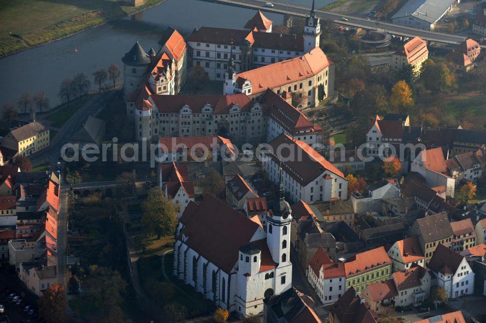 Aerial image Torgau - Schloss Hartenfels in Torgau an der Elbe. Die Stadt befindet sich im Freistaat Sachsen. Der Bau wurde von Konrad Pflüger begonnen und von Konrad Krebs weitergeführt. Das Schloss stammt aus der Frührenissance. Die zum Schloss gehörende Kapelle gilt als das erste protestantische Gotteshaus der Welt. Ihr Bau wurde von Nikolaus Gromann realisiert. The castle / palace Hartenfels is situated in Torgau close to the river elbe. It belongs to the federal state of Saxony. The construction was startes by Konrad Pflueger and finished by Konrad Krebs during the time of renaissance. The chapell of the castle was the first protestant church in the world and was built by Nikolaus Gromann.