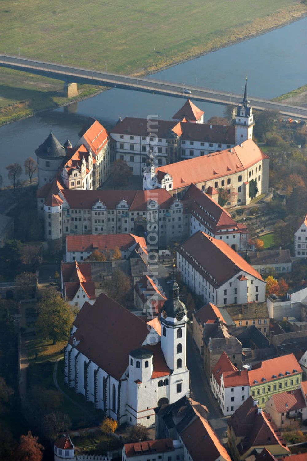 Aerial photograph Torgau - Schloss Hartenfels in Torgau an der Elbe. Die Stadt befindet sich im Freistaat Sachsen. Der Bau wurde von Konrad Pflüger begonnen und von Konrad Krebs weitergeführt. Das Schloss stammt aus der Frührenissance. Die zum Schloss gehörende Kapelle gilt als das erste protestantische Gotteshaus der Welt. Ihr Bau wurde von Nikolaus Gromann realisiert. The castle / palace Hartenfels is situated in Torgau close to the river elbe. It belongs to the federal state of Saxony. The construction was startes by Konrad Pflueger and finished by Konrad Krebs during the time of renaissance. The chapell of the castle was the first protestant church in the world and was built by Nikolaus Gromann.