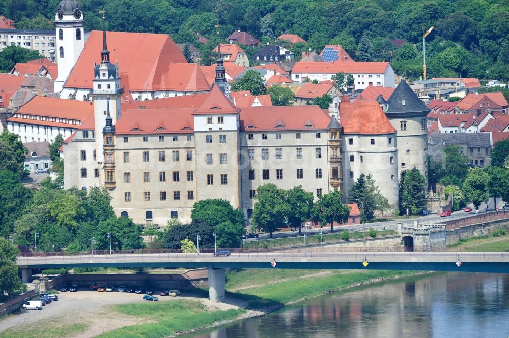 Aerial photograph Torgau - The castle / palace Hartenfels is situated in Torgau close to the river elbe. It belongs to the federal state of Saxony. The construction was startes by Konrad Pflueger and finished by Konrad Krebs during the time of renaissance. The chapell of the castle was the first protestant church in the world and was built by Nikolaus Gromann