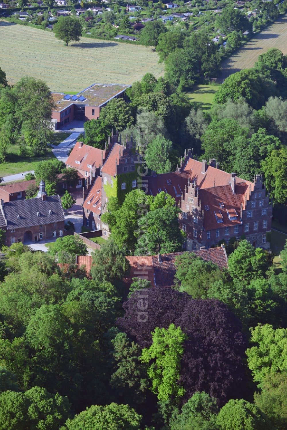 Hamm from the bird's eye view: Castle Heessen at the castle street, today a boarding school in the district Heessen in Hamm in the state North Rhine-Westphalia