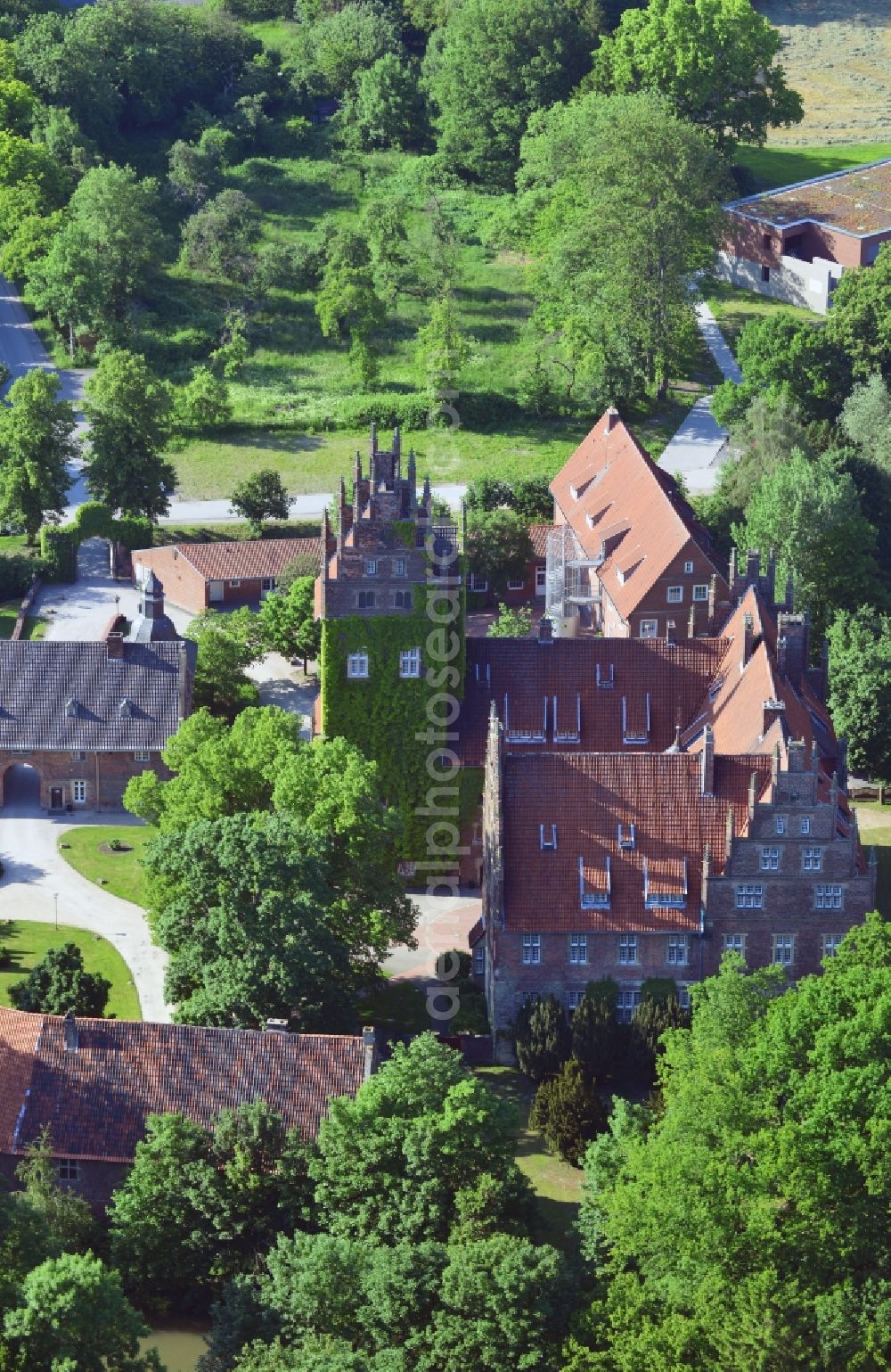 Aerial photograph Hamm - Castle Heessen at the castle street, today a boarding school in the district Heessen in Hamm in the state North Rhine-Westphalia