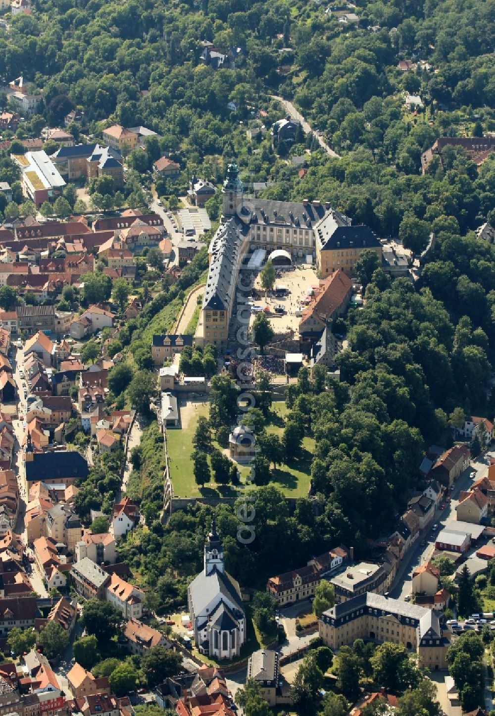 Rudolstadt from the bird's eye view: Heidecksburg stands on a ridge above the old town of Rudolstadt in Thuringia. The former residence of the Prince of Schwarzburg-Rudolstadt was built on the ruins of a castle in Baroque style in the 18th century. The architect was Johann Christoph Knoeffel. Today, the castle houses the Thuringian State Museum Heidecksburg is housed. On the grounds of the castle park stands the distinctive Schallhaus house. Outside the castle grounds, the Church of St. Andrew can be seen