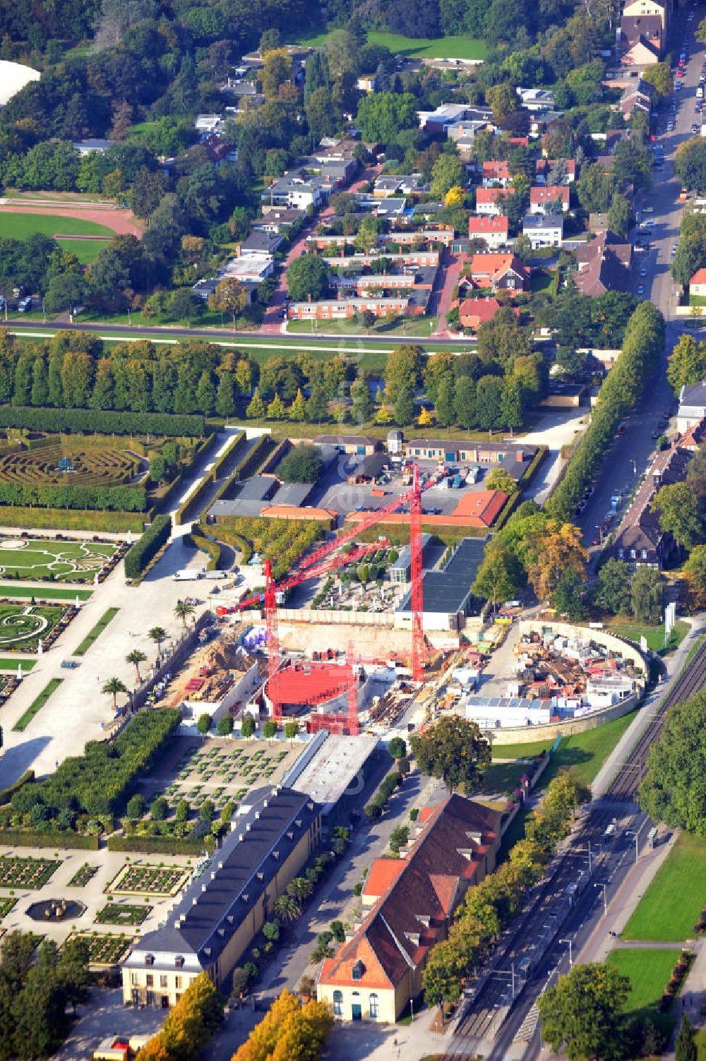 Aerial image Hannover - Baustelle Schloss Herrenhausen in Hannover Niedersachsen. Das Schloss wird derzeit von der IVA Dr. A. Steiger KG, eine Tochtergesellschaft der Volkswagenstiftung, neu errichtet. Es wurde 1638 erbaut und im zweiten Weltkrieg von Bomben zerstört. Das wieder aufgebaute Schloss soll vor allem als modernes Tagungszentrum und Schlossmuseum fungieren. Currently The Castle Herrenhausen in Hannover Niedersachsen is under reconstruction from IVA Dr. A. Steiger KG. It was build in 1638 and was ruined by bombs in the second worldwar. The new Castle shall be used as a day-care centre and castle museum.