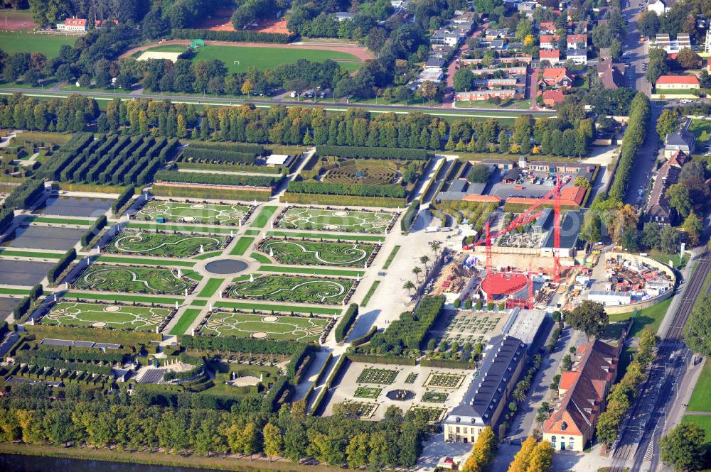 Aerial photograph Hannover - Baustelle Schloss Herrenhausen in Hannover Niedersachsen. Das Schloss wird derzeit von der IVA Dr. A. Steiger KG, eine Tochtergesellschaft der Volkswagenstiftung, neu errichtet. Es wurde 1638 erbaut und im zweiten Weltkrieg von Bomben zerstört. Das wieder aufgebaute Schloss soll vor allem als modernes Tagungszentrum und Schlossmuseum fungieren. Currently The Castle Herrenhausen in Hannover Niedersachsen is under reconstruction from IVA Dr. A. Steiger KG. It was build in 1638 and was ruined by bombs in the second worldwar. The new Castle shall be used as a day-care centre and castle museum.