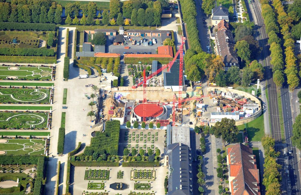 Hannover from above - Baustelle Schloss Herrenhausen in Hannover Niedersachsen. Das Schloss wird derzeit von der IVA Dr. A. Steiger KG, eine Tochtergesellschaft der Volkswagenstiftung, neu errichtet. Es wurde 1638 erbaut und im zweiten Weltkrieg von Bomben zerstört. Das wieder aufgebaute Schloss soll vor allem als modernes Tagungszentrum und Schlossmuseum fungieren. Currently The Castle Herrenhausen in Hannover Niedersachsen is under reconstruction from IVA Dr. A. Steiger KG. It was build in 1638 and was ruined by bombs in the second worldwar. The new Castle shall be used as a day-care centre and castle museum.