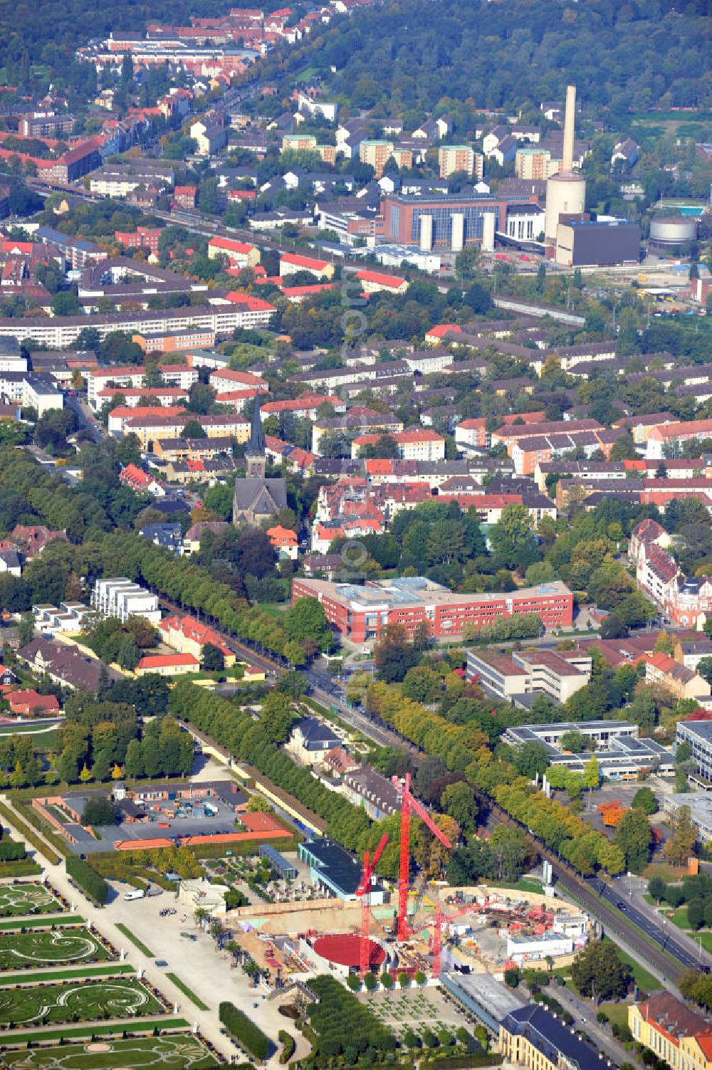 Aerial image Hannover - Baustelle Schloss Herrenhausen in Hannover Niedersachsen. Das Schloss wird derzeit von der IVA Dr. A. Steiger KG, eine Tochtergesellschaft der Volkswagenstiftung, neu errichtet. Es wurde 1638 erbaut und im zweiten Weltkrieg von Bomben zerstört. Das wieder aufgebaute Schloss soll vor allem als modernes Tagungszentrum und Schlossmuseum fungieren. Currently The Castle Herrenhausen in Hannover Niedersachsen is under reconstruction from IVA Dr. A. Steiger KG. It was build in 1638 and was ruined by bombs in the second worldwar. The new Castle shall be used as a day-care centre and castle museum.