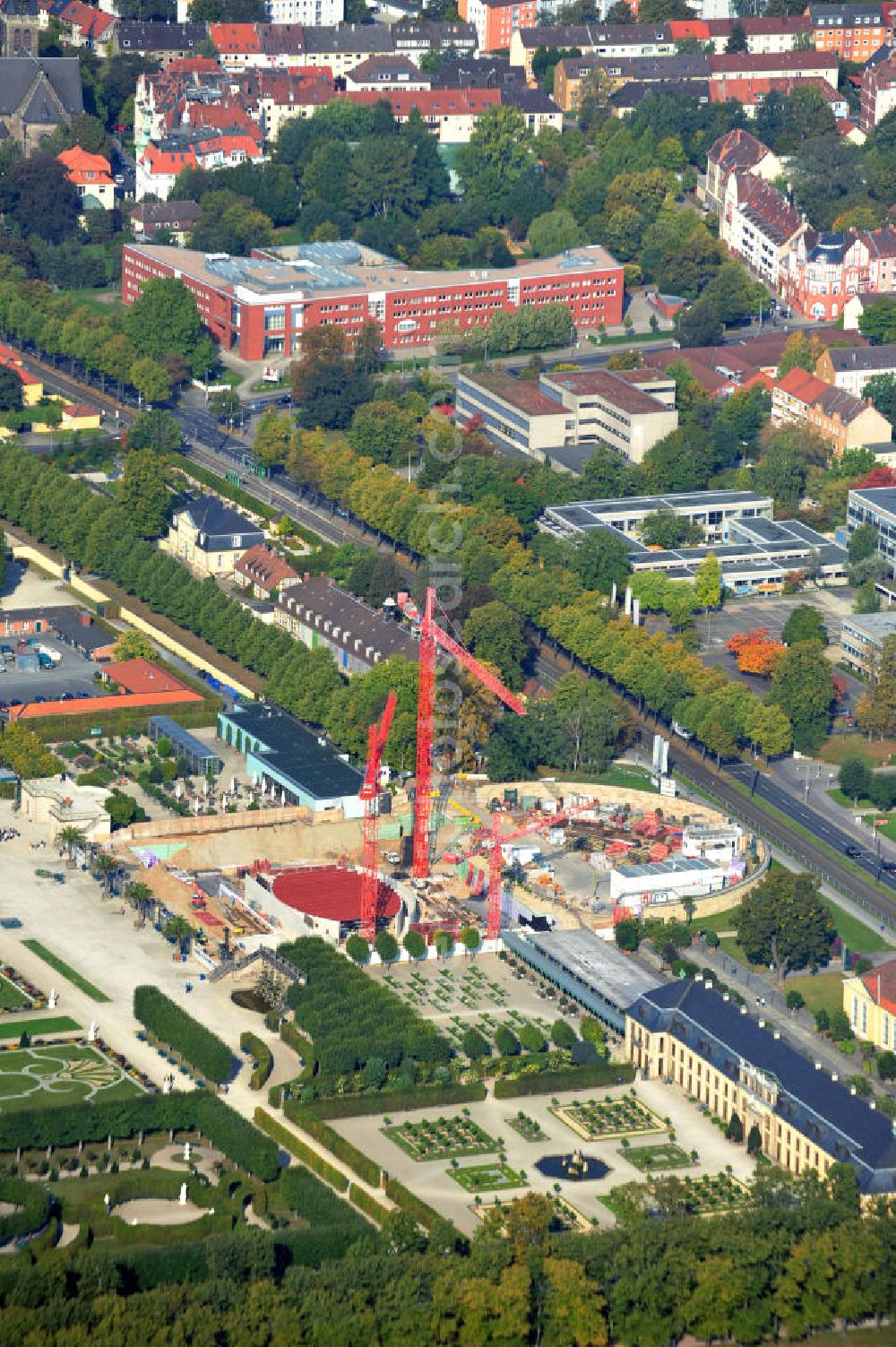 Aerial photograph Hannover - Baustelle Schloss Herrenhausen in Hannover Niedersachsen. Das Schloss wird derzeit von der IVA Dr. A. Steiger KG, eine Tochtergesellschaft der Volkswagenstiftung, neu errichtet. Es wurde 1638 erbaut und im zweiten Weltkrieg von Bomben zerstört. Das wieder aufgebaute Schloss soll vor allem als modernes Tagungszentrum und Schlossmuseum fungieren. Currently The Castle Herrenhausen in Hannover Niedersachsen is under reconstruction from IVA Dr. A. Steiger KG. It was build in 1638 and was ruined by bombs in the second worldwar. The new Castle shall be used as a day-care centre and castle museum.