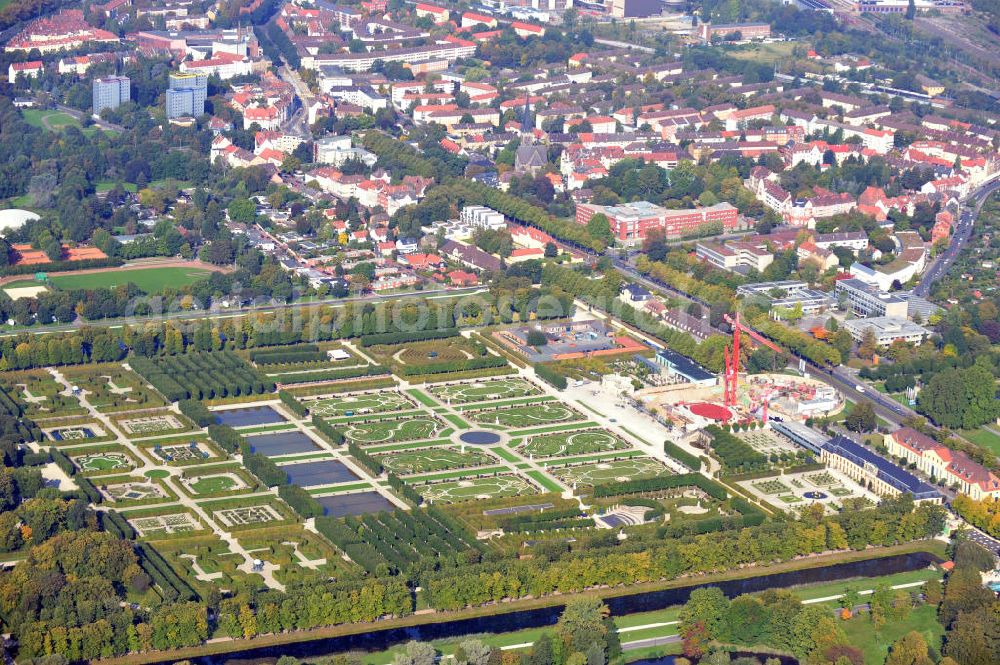 Hannover from above - Baustelle Schloss Herrenhausen in Hannover Niedersachsen. Das Schloss wird derzeit von der IVA Dr. A. Steiger KG, eine Tochtergesellschaft der Volkswagenstiftung, neu errichtet. Es wurde 1638 erbaut und im zweiten Weltkrieg von Bomben zerstört. Das wieder aufgebaute Schloss soll vor allem als modernes Tagungszentrum und Schlossmuseum fungieren. Currently The Castle Herrenhausen in Hannover Niedersachsen is under reconstruction from IVA Dr. A. Steiger KG. It was build in 1638 and was ruined by bombs in the second worldwar. The new Castle shall be used as a day-care centre and castle museum.