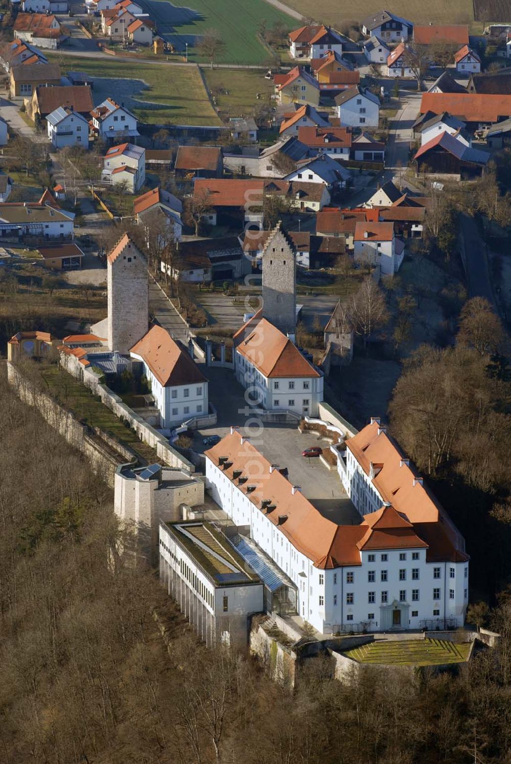 Beilngries from the bird's eye view: , Blick auf das Bistumshaus Schloss Hirschberg. Die ehemalige Burg und Schlossanlage dient seit 1925 als Exerzitienhaus für die Diözese Eichstätt. Bistumshaus Schloss Hirschberg, Hirschberg 70, 92339 Beilngries, Tel. (08461) 64210, Fax (08461) 642114; Pressestelle (08421) 50-251, pressestelle@bistum-eichstaett.de