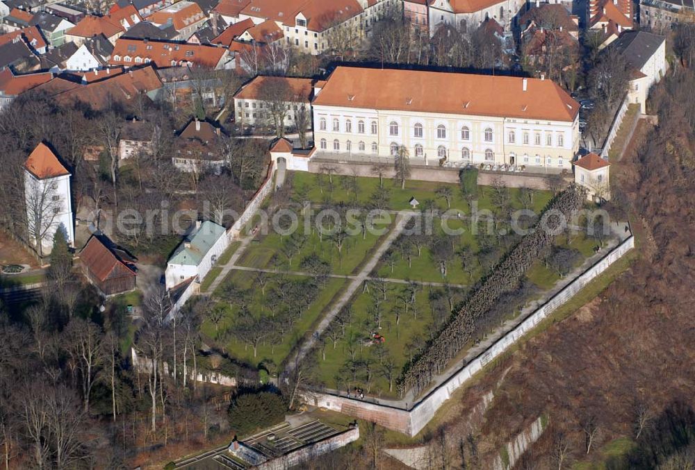 Aerial photograph Dachau - , Blick auf das Schloss und Hofgarten Dachau. Schloss Dachau geht auf eine frühmittelalterliche Burg der Grafen von Dachau zurück. Schloss- u. Gartenverwaltung, Schlossstraße 7, 85221 Dachau, Tel. (0 81 31) 8 79 23, Fax (0 81 31) 7 85 73, Café Restaurant Schloss Dachau: Schlossstr. 2, 85221 Dachau, Telefon: 08131 / 45 43 660, Fax: 08131 / 45 43 661,