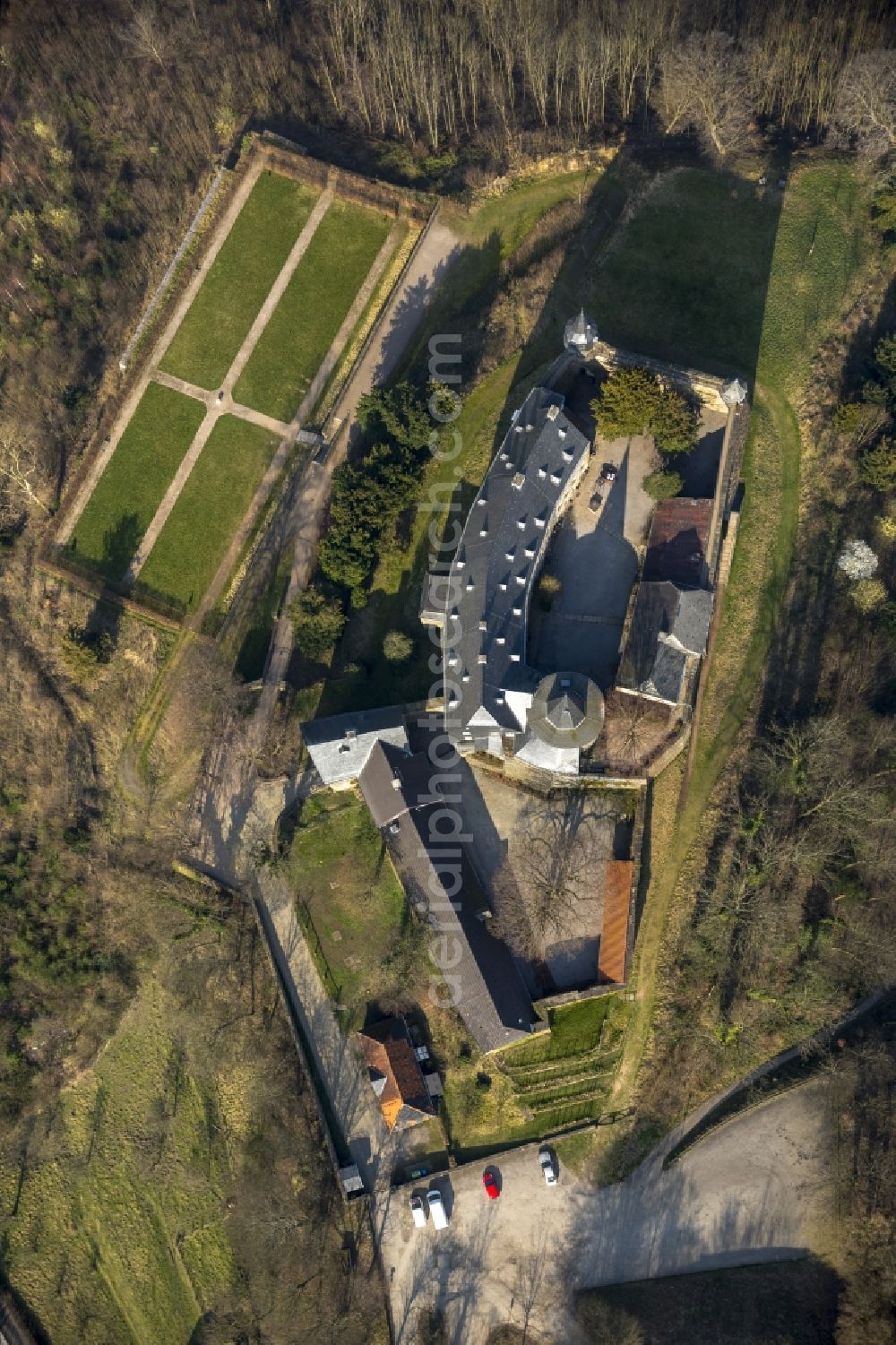 Aerial photograph Hagen - View of the Castle Hohenlimburg in Hagen in the state North Rhine-Westphalia. The Castle Hohenlimburg is a former hill castle at the Schlossberg. It is one of the few castles in Westphalia, which are widely preserved in their origin structure