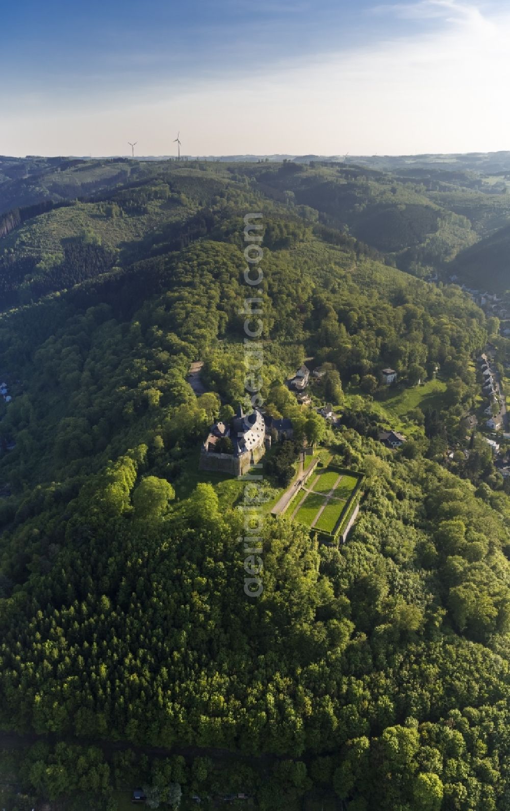 Aerial photograph Hagen - View of the Castle Hohenlimburg in Hagen in the state North Rhine-Westphalia. The Castle Hohenlimburg is a former hill castle at the Schlossberg. It is one of the few castles in Westphalia, which are widely preserved in their origin structure