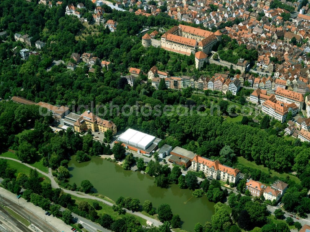 Aerial photograph Tübingen - Hohentübingen Castle in the city centre of Tübingen in the state of Baden-Württemberg. The castle is an architectural mixture of a middle age fortress, a residence and palais. It is located on a hill close to the river Neckar in the historical centre, surrounded by historical buildings and frame houses