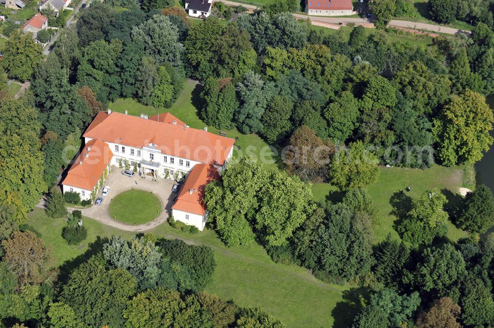 Hoppenrade from above - Schloss Hoppenrade ist eine der bedeutenden barocken Anlagen in Brandenburg. Es wurde auf den Fundamenten einer Wasserburg errichtet, die vermutlich Hans von Bredow in der zweiten Hälfte des 15. Jahrhunderts bauen ließ. 1723 wurde der Vorgängerbau abgetragen und anschließend das Herrenhaus als eingeschossige Dreiflügelanlage erbaut. Im rechten Seitenflügel wurde die Dorfkirche untergebracht. Heute ist die Immobilie -nach neuestem Stand ausgebaut- als Veranstaltungs- und Hochtzeitsschloß zu mieten. Hoppenrade Castle is one of the major baroque installations in Brandenburg.