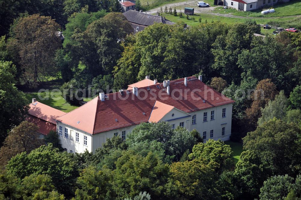 Hoppenrade from the bird's eye view: Schloss Hoppenrade ist eine der bedeutenden barocken Anlagen in Brandenburg. Es wurde auf den Fundamenten einer Wasserburg errichtet, die vermutlich Hans von Bredow in der zweiten Hälfte des 15. Jahrhunderts bauen ließ. 1723 wurde der Vorgängerbau abgetragen und anschließend das Herrenhaus als eingeschossige Dreiflügelanlage erbaut. Im rechten Seitenflügel wurde die Dorfkirche untergebracht. Heute ist die Immobilie -nach neuestem Stand ausgebaut- als Veranstaltungs- und Hochtzeitsschloß zu mieten. Hoppenrade Castle is one of the major baroque installations in Brandenburg.