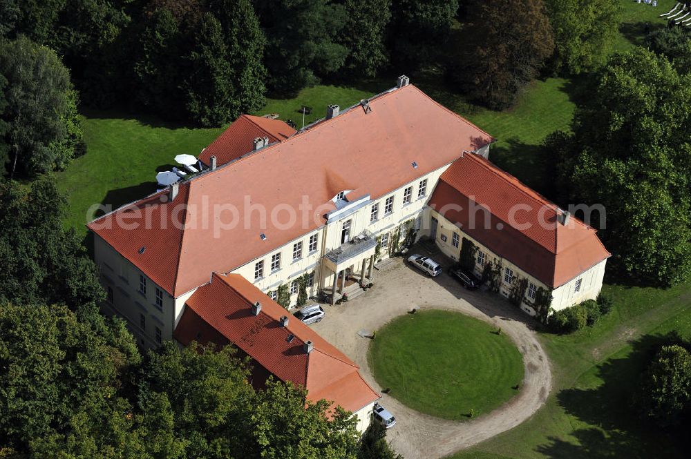 Hoppenrade from above - Schloss Hoppenrade ist eine der bedeutenden barocken Anlagen in Brandenburg. Es wurde auf den Fundamenten einer Wasserburg errichtet, die vermutlich Hans von Bredow in der zweiten Hälfte des 15. Jahrhunderts bauen ließ. 1723 wurde der Vorgängerbau abgetragen und anschließend das Herrenhaus als eingeschossige Dreiflügelanlage erbaut. Im rechten Seitenflügel wurde die Dorfkirche untergebracht. Heute ist die Immobilie -nach neuestem Stand ausgebaut- als Veranstaltungs- und Hochtzeitsschloß zu mieten. Hoppenrade Castle is one of the major baroque installations in Brandenburg.