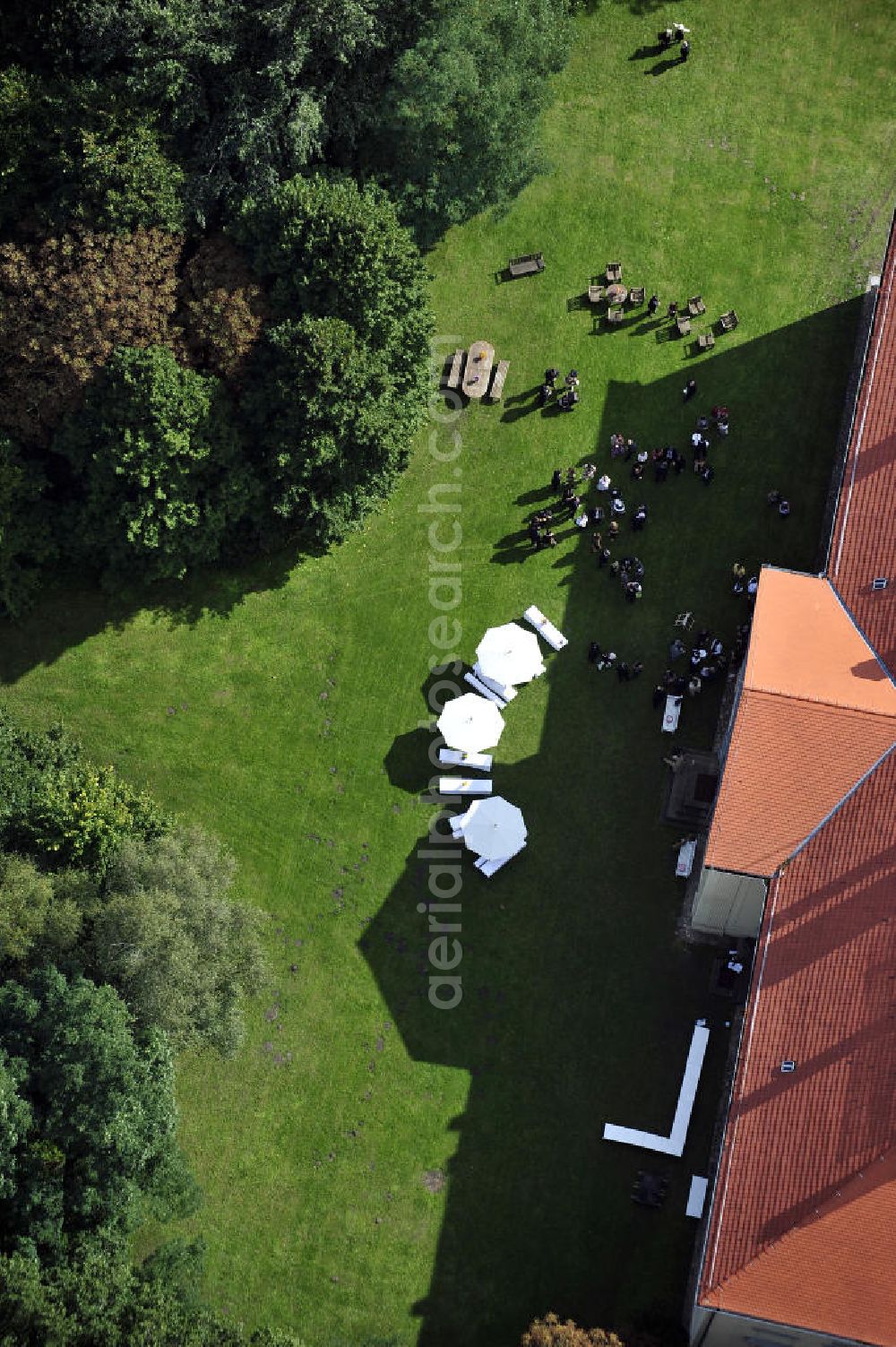 Aerial image Hoppenrade - Schloss Hoppenrade ist eine der bedeutenden barocken Anlagen in Brandenburg. Es wurde auf den Fundamenten einer Wasserburg errichtet, die vermutlich Hans von Bredow in der zweiten Hälfte des 15. Jahrhunderts bauen ließ. 1723 wurde der Vorgängerbau abgetragen und anschließend das Herrenhaus als eingeschossige Dreiflügelanlage erbaut. Im rechten Seitenflügel wurde die Dorfkirche untergebracht. Heute ist die Immobilie -nach neuestem Stand ausgebaut- als Veranstaltungs- und Hochtzeitsschloß zu mieten. Hoppenrade Castle is one of the major baroque installations in Brandenburg.