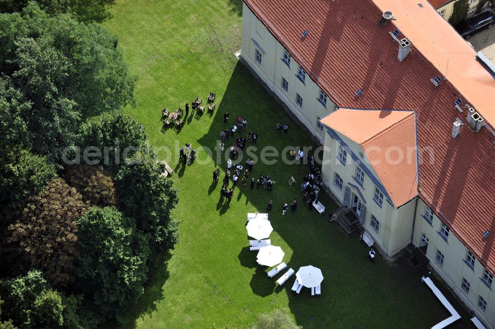 Hoppenrade from above - Schloss Hoppenrade ist eine der bedeutenden barocken Anlagen in Brandenburg. Es wurde auf den Fundamenten einer Wasserburg errichtet, die vermutlich Hans von Bredow in der zweiten Hälfte des 15. Jahrhunderts bauen ließ. 1723 wurde der Vorgängerbau abgetragen und anschließend das Herrenhaus als eingeschossige Dreiflügelanlage erbaut. Im rechten Seitenflügel wurde die Dorfkirche untergebracht. Heute ist die Immobilie -nach neuestem Stand ausgebaut- als Veranstaltungs- und Hochtzeitsschloß zu mieten. Hoppenrade Castle is one of the major baroque installations in Brandenburg.