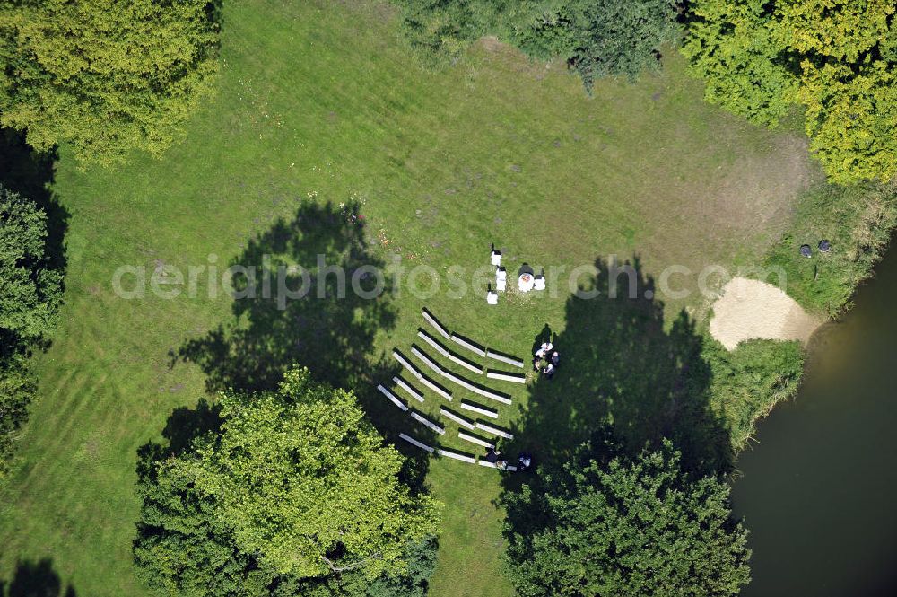 Hoppenrade from above - Schloss Hoppenrade ist eine der bedeutenden barocken Anlagen in Brandenburg. Es wurde auf den Fundamenten einer Wasserburg errichtet, die vermutlich Hans von Bredow in der zweiten Hälfte des 15. Jahrhunderts bauen ließ. 1723 wurde der Vorgängerbau abgetragen und anschließend das Herrenhaus als eingeschossige Dreiflügelanlage erbaut. Im rechten Seitenflügel wurde die Dorfkirche untergebracht. Heute ist die Immobilie -nach neuestem Stand ausgebaut- als Veranstaltungs- und Hochtzeitsschloß zu mieten. Hoppenrade Castle is one of the major baroque installations in Brandenburg.