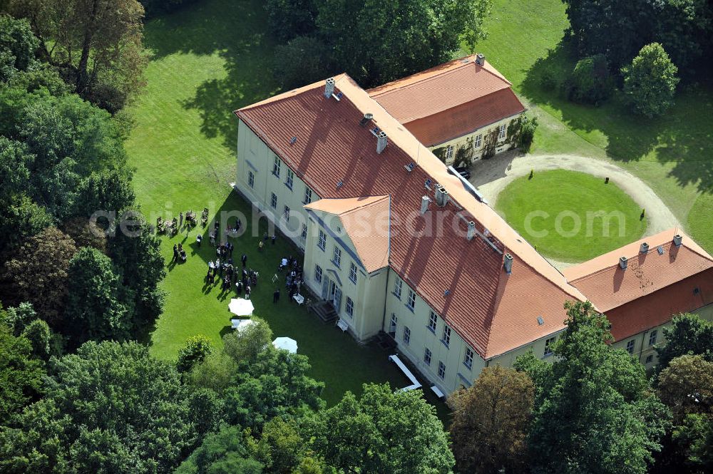 Hoppenrade from above - Schloss Hoppenrade ist eine der bedeutenden barocken Anlagen in Brandenburg. Es wurde auf den Fundamenten einer Wasserburg errichtet, die vermutlich Hans von Bredow in der zweiten Hälfte des 15. Jahrhunderts bauen ließ. 1723 wurde der Vorgängerbau abgetragen und anschließend das Herrenhaus als eingeschossige Dreiflügelanlage erbaut. Im rechten Seitenflügel wurde die Dorfkirche untergebracht. Heute ist die Immobilie -nach neuestem Stand ausgebaut- als Veranstaltungs- und Hochtzeitsschloß zu mieten. Hoppenrade Castle is one of the major baroque installations in Brandenburg.