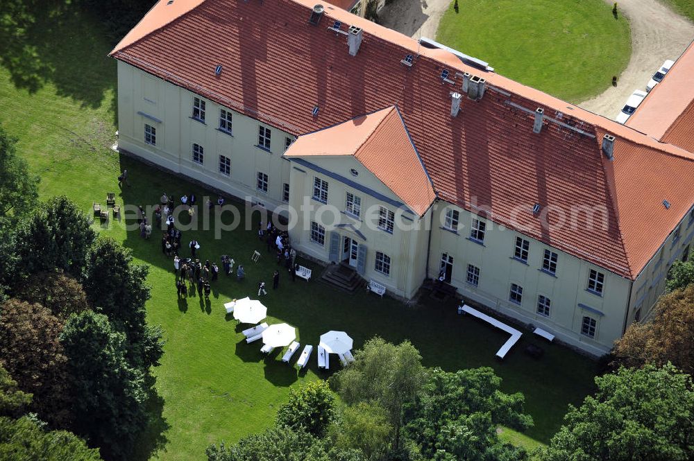 Hoppenrade / Löwenberger Land from above - Schloss Hoppenrade ist eine der bedeutenden barocken Anlagen in Brandenburg. Es wurde auf den Fundamenten einer Wasserburg errichtet, die vermutlich Hans von Bredow in der zweiten Hälfte des 15. Jahrhunderts bauen ließ. 1723 wurde der Vorgängerbau abgetragen und anschließend das Herrenhaus als eingeschossige Dreiflügelanlage erbaut. Im rechten Seitenflügel wurde die Dorfkirche untergebracht. Heute ist die Immobilie -nach neuestem Stand ausgebaut- als Veranstaltungs- und Hochtzeitsschloß zu mieten. Hoppenrade Castle is one of the major baroque installations in Brandenburg.