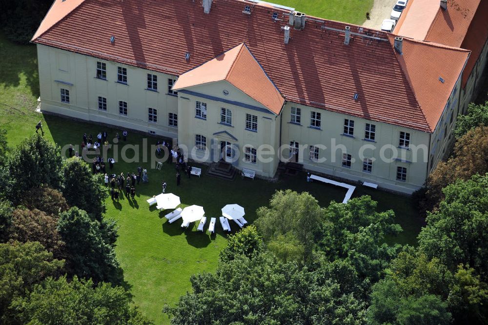 Hoppenrade / Löwenberger Land from the bird's eye view: Schloss Hoppenrade ist eine der bedeutenden barocken Anlagen in Brandenburg. Es wurde auf den Fundamenten einer Wasserburg errichtet, die vermutlich Hans von Bredow in der zweiten Hälfte des 15. Jahrhunderts bauen ließ. 1723 wurde der Vorgängerbau abgetragen und anschließend das Herrenhaus als eingeschossige Dreiflügelanlage erbaut. Im rechten Seitenflügel wurde die Dorfkirche untergebracht. Heute ist die Immobilie -nach neuestem Stand ausgebaut- als Veranstaltungs- und Hochtzeitsschloß zu mieten. Hoppenrade Castle is one of the major baroque installations in Brandenburg.