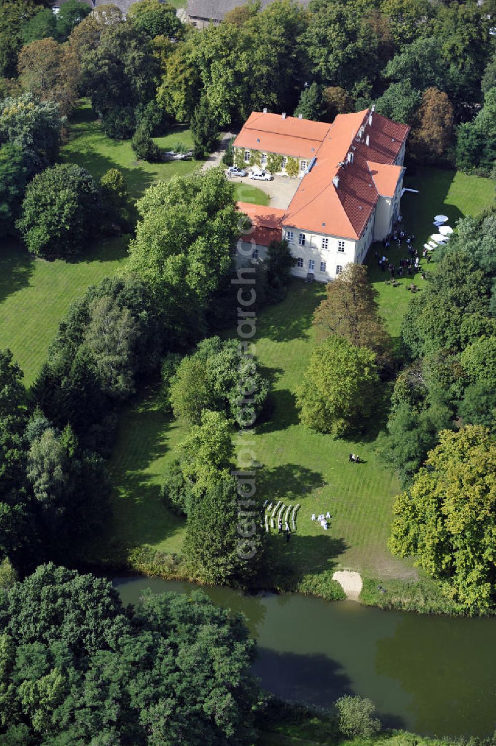 Aerial image Hoppenrade / Löwenberger Land - Schloss Hoppenrade ist eine der bedeutenden barocken Anlagen in Brandenburg. Es wurde auf den Fundamenten einer Wasserburg errichtet, die vermutlich Hans von Bredow in der zweiten Hälfte des 15. Jahrhunderts bauen ließ. 1723 wurde der Vorgängerbau abgetragen und anschließend das Herrenhaus als eingeschossige Dreiflügelanlage erbaut. Im rechten Seitenflügel wurde die Dorfkirche untergebracht. Heute ist die Immobilie -nach neuestem Stand ausgebaut- als Veranstaltungs- und Hochtzeitsschloß zu mieten. Hoppenrade Castle is one of the major baroque installations in Brandenburg.