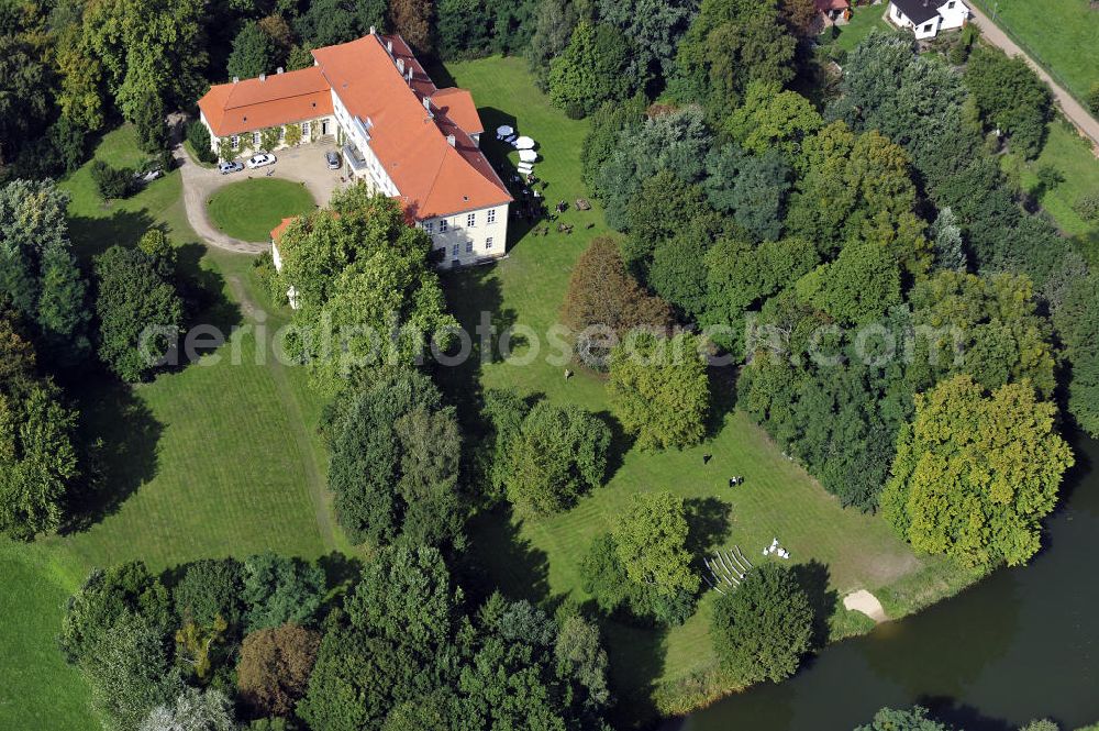 Hoppenrade / Löwenberger Land from above - Schloss Hoppenrade ist eine der bedeutenden barocken Anlagen in Brandenburg. Es wurde auf den Fundamenten einer Wasserburg errichtet, die vermutlich Hans von Bredow in der zweiten Hälfte des 15. Jahrhunderts bauen ließ. 1723 wurde der Vorgängerbau abgetragen und anschließend das Herrenhaus als eingeschossige Dreiflügelanlage erbaut. Im rechten Seitenflügel wurde die Dorfkirche untergebracht. Heute ist die Immobilie -nach neuestem Stand ausgebaut- als Veranstaltungs- und Hochtzeitsschloß zu mieten. Hoppenrade Castle is one of the major baroque installations in Brandenburg.