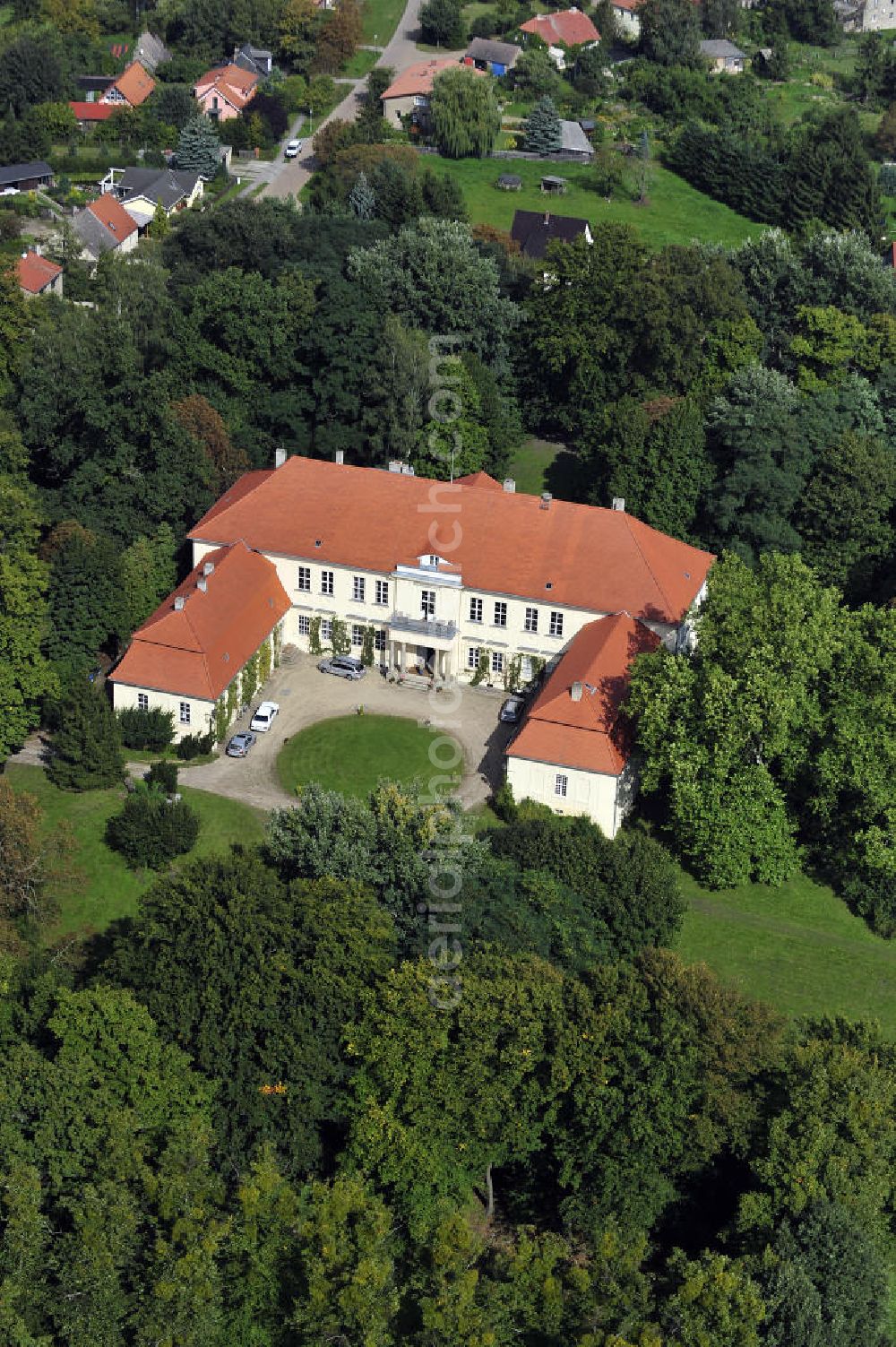 Aerial image Hoppenrade / Löwenberger Land - Schloss Hoppenrade ist eine der bedeutenden barocken Anlagen in Brandenburg. Es wurde auf den Fundamenten einer Wasserburg errichtet, die vermutlich Hans von Bredow in der zweiten Hälfte des 15. Jahrhunderts bauen ließ. 1723 wurde der Vorgängerbau abgetragen und anschließend das Herrenhaus als eingeschossige Dreiflügelanlage erbaut. Im rechten Seitenflügel wurde die Dorfkirche untergebracht. Heute ist die Immobilie -nach neuestem Stand ausgebaut- als Veranstaltungs- und Hochtzeitsschloß zu mieten. Hoppenrade Castle is one of the major baroque installations in Brandenburg.