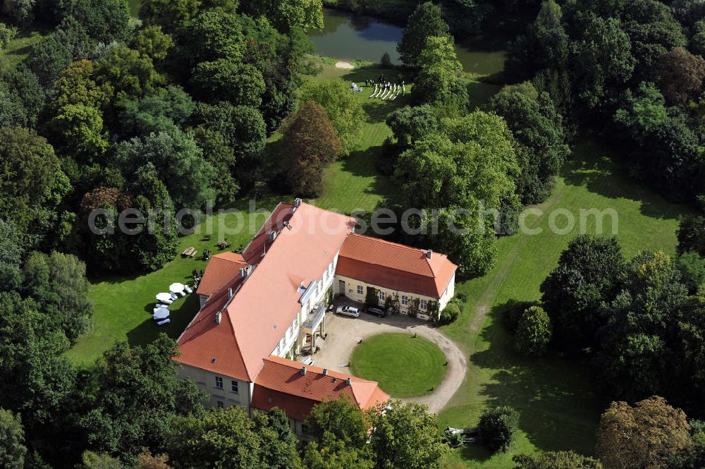 Hoppenrade / Löwenberger Land from above - Schloss Hoppenrade ist eine der bedeutenden barocken Anlagen in Brandenburg. Es wurde auf den Fundamenten einer Wasserburg errichtet, die vermutlich Hans von Bredow in der zweiten Hälfte des 15. Jahrhunderts bauen ließ. 1723 wurde der Vorgängerbau abgetragen und anschließend das Herrenhaus als eingeschossige Dreiflügelanlage erbaut. Im rechten Seitenflügel wurde die Dorfkirche untergebracht. Heute ist die Immobilie -nach neuestem Stand ausgebaut- als Veranstaltungs- und Hochtzeitsschloß zu mieten. Hoppenrade Castle is one of the major baroque installations in Brandenburg.