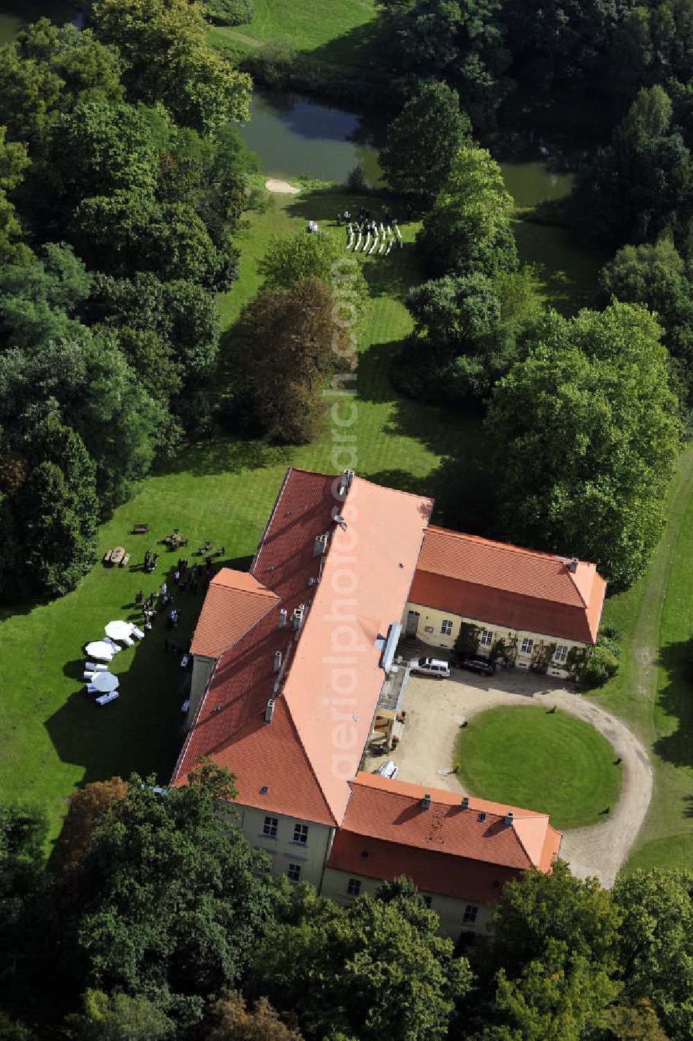 Hoppenrade / Löwenberger Land from the bird's eye view: Schloss Hoppenrade ist eine der bedeutenden barocken Anlagen in Brandenburg. Es wurde auf den Fundamenten einer Wasserburg errichtet, die vermutlich Hans von Bredow in der zweiten Hälfte des 15. Jahrhunderts bauen ließ. 1723 wurde der Vorgängerbau abgetragen und anschließend das Herrenhaus als eingeschossige Dreiflügelanlage erbaut. Im rechten Seitenflügel wurde die Dorfkirche untergebracht. Heute ist die Immobilie -nach neuestem Stand ausgebaut- als Veranstaltungs- und Hochtzeitsschloß zu mieten. Hoppenrade Castle is one of the major baroque installations in Brandenburg.