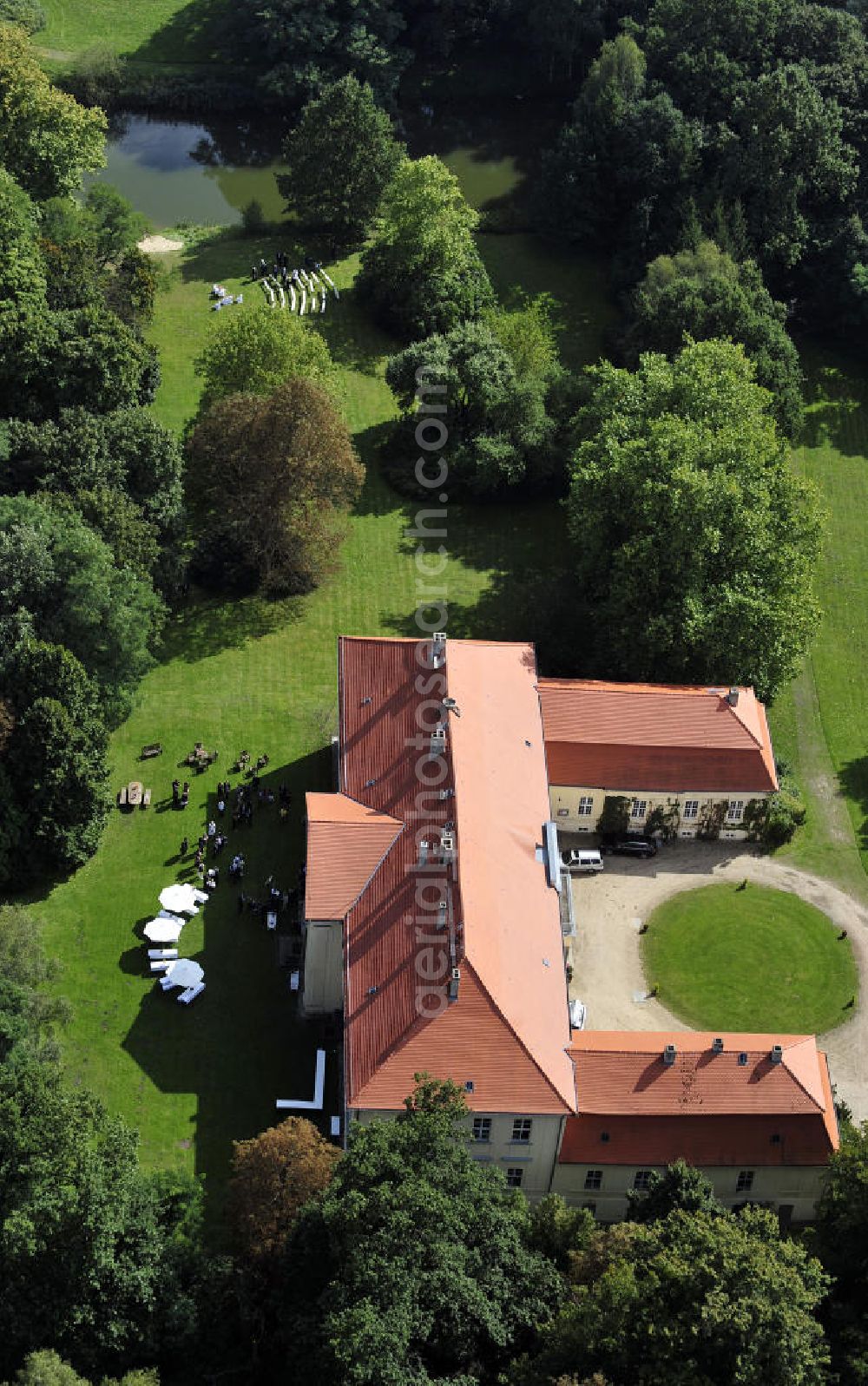 Aerial image Hoppenrade / Löwenberger Land - Schloss Hoppenrade ist eine der bedeutenden barocken Anlagen in Brandenburg. Es wurde auf den Fundamenten einer Wasserburg errichtet, die vermutlich Hans von Bredow in der zweiten Hälfte des 15. Jahrhunderts bauen ließ. 1723 wurde der Vorgängerbau abgetragen und anschließend das Herrenhaus als eingeschossige Dreiflügelanlage erbaut. Im rechten Seitenflügel wurde die Dorfkirche untergebracht. Heute ist die Immobilie -nach neuestem Stand ausgebaut- als Veranstaltungs- und Hochtzeitsschloß zu mieten. Hoppenrade Castle is one of the major baroque installations in Brandenburg.