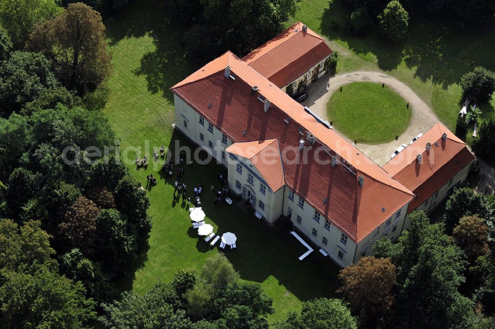 Aerial photograph Hoppenrade / Löwenberger Land - Schloss Hoppenrade ist eine der bedeutenden barocken Anlagen in Brandenburg. Es wurde auf den Fundamenten einer Wasserburg errichtet, die vermutlich Hans von Bredow in der zweiten Hälfte des 15. Jahrhunderts bauen ließ. 1723 wurde der Vorgängerbau abgetragen und anschließend das Herrenhaus als eingeschossige Dreiflügelanlage erbaut. Im rechten Seitenflügel wurde die Dorfkirche untergebracht. Heute ist die Immobilie -nach neuestem Stand ausgebaut- als Veranstaltungs- und Hochtzeitsschloß zu mieten. Hoppenrade Castle is one of the major baroque installations in Brandenburg.