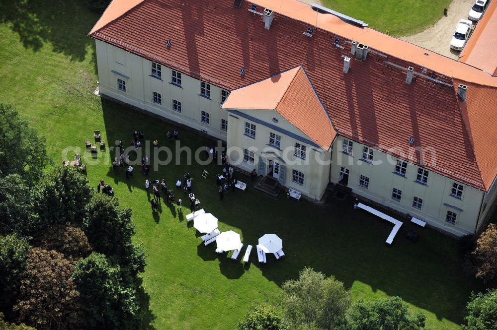 Hoppenrade / Löwenberger Land from above - Schloss Hoppenrade ist eine der bedeutenden barocken Anlagen in Brandenburg. Es wurde auf den Fundamenten einer Wasserburg errichtet, die vermutlich Hans von Bredow in der zweiten Hälfte des 15. Jahrhunderts bauen ließ. 1723 wurde der Vorgängerbau abgetragen und anschließend das Herrenhaus als eingeschossige Dreiflügelanlage erbaut. Im rechten Seitenflügel wurde die Dorfkirche untergebracht. Heute ist die Immobilie -nach neuestem Stand ausgebaut- als Veranstaltungs- und Hochtzeitsschloß zu mieten. Hoppenrade Castle is one of the major baroque installations in Brandenburg.