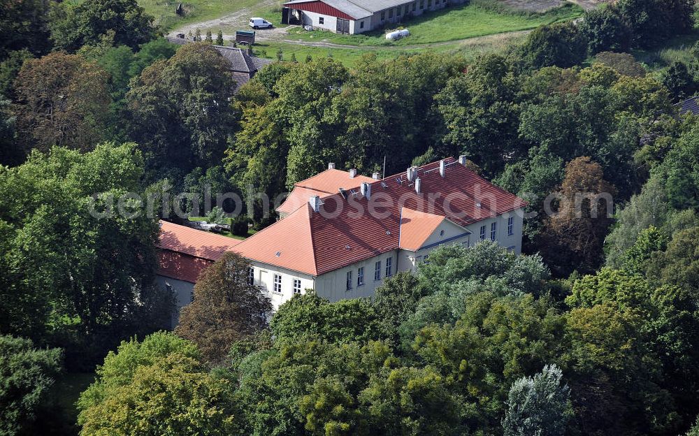 Hoppenrade / Löwenberger Land from the bird's eye view: Schloss Hoppenrade ist eine der bedeutenden barocken Anlagen in Brandenburg. Es wurde auf den Fundamenten einer Wasserburg errichtet, die vermutlich Hans von Bredow in der zweiten Hälfte des 15. Jahrhunderts bauen ließ. 1723 wurde der Vorgängerbau abgetragen und anschließend das Herrenhaus als eingeschossige Dreiflügelanlage erbaut. Im rechten Seitenflügel wurde die Dorfkirche untergebracht. Heute ist die Immobilie -nach neuestem Stand ausgebaut- als Veranstaltungs- und Hochtzeitsschloß zu mieten. Hoppenrade Castle is one of the major baroque installations in Brandenburg.