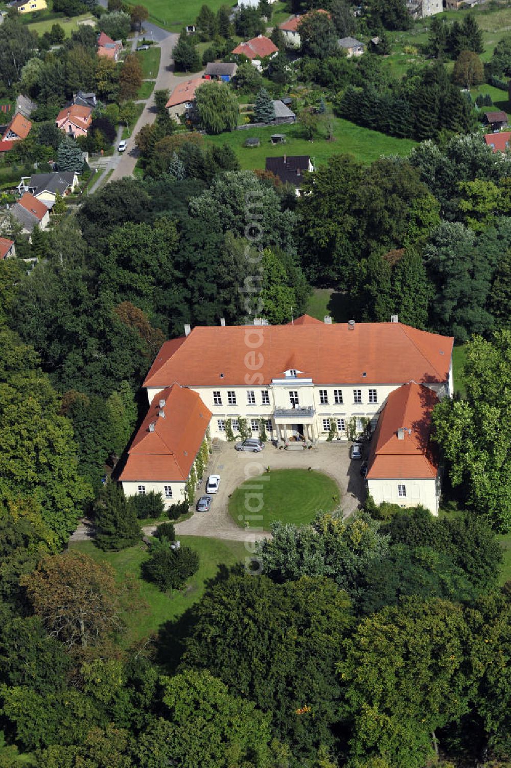 Aerial image Hoppenrade / Löwenberger Land - Schloss Hoppenrade ist eine der bedeutenden barocken Anlagen in Brandenburg. Es wurde auf den Fundamenten einer Wasserburg errichtet, die vermutlich Hans von Bredow in der zweiten Hälfte des 15. Jahrhunderts bauen ließ. 1723 wurde der Vorgängerbau abgetragen und anschließend das Herrenhaus als eingeschossige Dreiflügelanlage erbaut. Im rechten Seitenflügel wurde die Dorfkirche untergebracht. Heute ist die Immobilie -nach neuestem Stand ausgebaut- als Veranstaltungs- und Hochtzeitsschloß zu mieten. Hoppenrade Castle is one of the major baroque installations in Brandenburg.