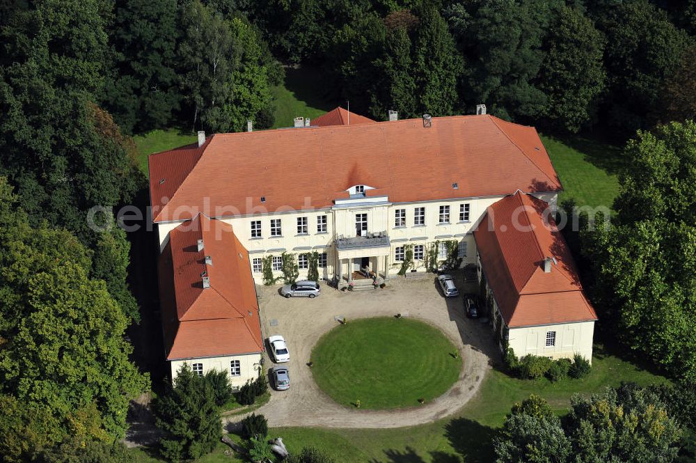 Aerial photograph Hoppenrade / Löwenberger Land - Schloss Hoppenrade ist eine der bedeutenden barocken Anlagen in Brandenburg. Es wurde auf den Fundamenten einer Wasserburg errichtet, die vermutlich Hans von Bredow in der zweiten Hälfte des 15. Jahrhunderts bauen ließ. 1723 wurde der Vorgängerbau abgetragen und anschließend das Herrenhaus als eingeschossige Dreiflügelanlage erbaut. Im rechten Seitenflügel wurde die Dorfkirche untergebracht. Heute ist die Immobilie -nach neuestem Stand ausgebaut- als Veranstaltungs- und Hochtzeitsschloß zu mieten. Hoppenrade Castle is one of the major baroque installations in Brandenburg.