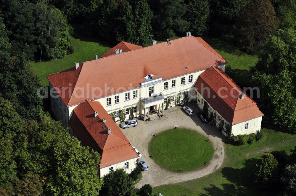 Hoppenrade / Löwenberger Land from above - Schloss Hoppenrade ist eine der bedeutenden barocken Anlagen in Brandenburg. Es wurde auf den Fundamenten einer Wasserburg errichtet, die vermutlich Hans von Bredow in der zweiten Hälfte des 15. Jahrhunderts bauen ließ. 1723 wurde der Vorgängerbau abgetragen und anschließend das Herrenhaus als eingeschossige Dreiflügelanlage erbaut. Im rechten Seitenflügel wurde die Dorfkirche untergebracht. Heute ist die Immobilie -nach neuestem Stand ausgebaut- als Veranstaltungs- und Hochtzeitsschloß zu mieten. Hoppenrade Castle is one of the major baroque installations in Brandenburg.