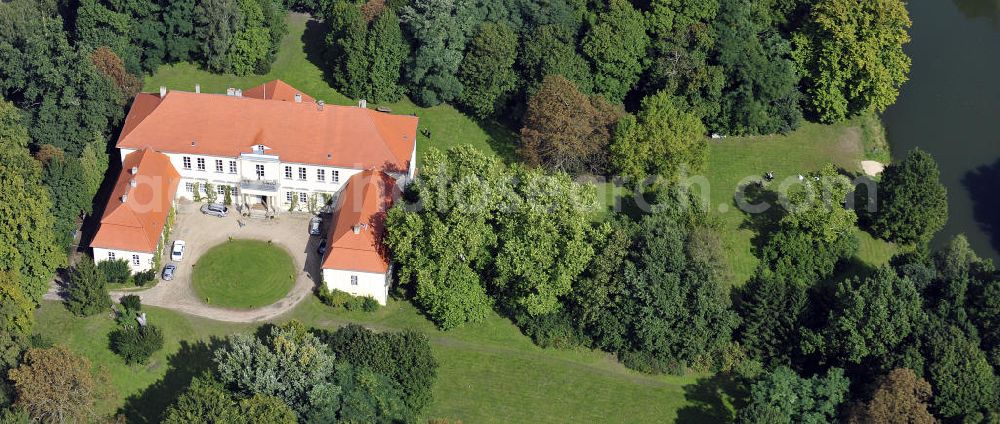 Hoppenrade / Löwenberger Land from the bird's eye view: Schloss Hoppenrade ist eine der bedeutenden barocken Anlagen in Brandenburg. Es wurde auf den Fundamenten einer Wasserburg errichtet, die vermutlich Hans von Bredow in der zweiten Hälfte des 15. Jahrhunderts bauen ließ. 1723 wurde der Vorgängerbau abgetragen und anschließend das Herrenhaus als eingeschossige Dreiflügelanlage erbaut. Im rechten Seitenflügel wurde die Dorfkirche untergebracht. Heute ist die Immobilie -nach neuestem Stand ausgebaut- als Veranstaltungs- und Hochtzeitsschloß zu mieten. Hoppenrade Castle is one of the major baroque installations in Brandenburg.