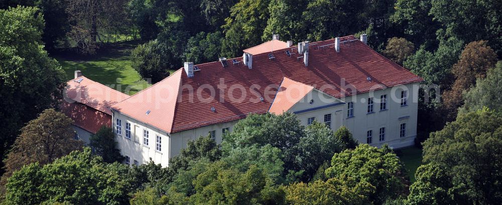 Aerial photograph Hoppenrade / Löwenberger Land - Schloss Hoppenrade ist eine der bedeutenden barocken Anlagen in Brandenburg. Es wurde auf den Fundamenten einer Wasserburg errichtet, die vermutlich Hans von Bredow in der zweiten Hälfte des 15. Jahrhunderts bauen ließ. 1723 wurde der Vorgängerbau abgetragen und anschließend das Herrenhaus als eingeschossige Dreiflügelanlage erbaut. Im rechten Seitenflügel wurde die Dorfkirche untergebracht. Heute ist die Immobilie -nach neuestem Stand ausgebaut- als Veranstaltungs- und Hochtzeitsschloß zu mieten. Hoppenrade Castle is one of the major baroque installations in Brandenburg.