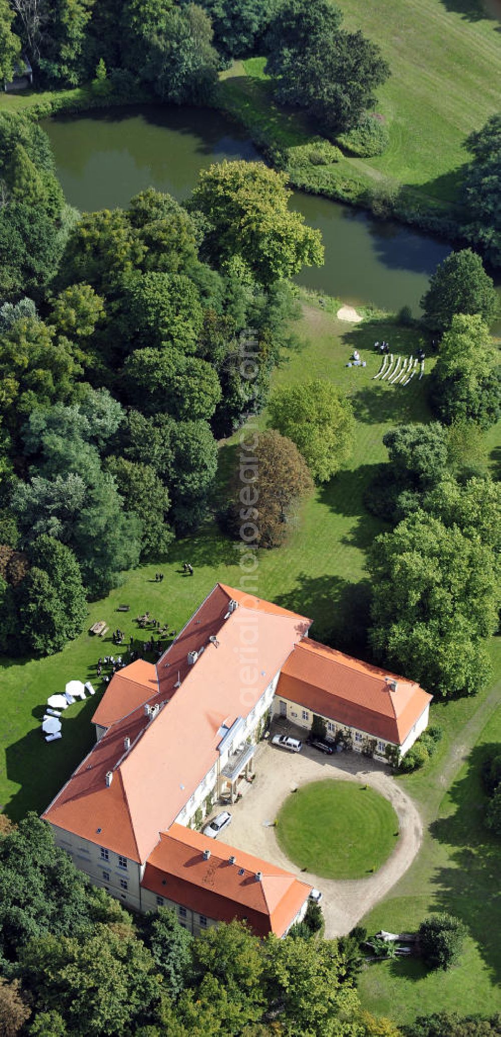 Hoppenrade / Löwenberger Land from above - Schloss Hoppenrade ist eine der bedeutenden barocken Anlagen in Brandenburg. Es wurde auf den Fundamenten einer Wasserburg errichtet, die vermutlich Hans von Bredow in der zweiten Hälfte des 15. Jahrhunderts bauen ließ. 1723 wurde der Vorgängerbau abgetragen und anschließend das Herrenhaus als eingeschossige Dreiflügelanlage erbaut. Im rechten Seitenflügel wurde die Dorfkirche untergebracht. Heute ist die Immobilie -nach neuestem Stand ausgebaut- als Veranstaltungs- und Hochtzeitsschloß zu mieten. Hoppenrade Castle is one of the major baroque installations in Brandenburg.