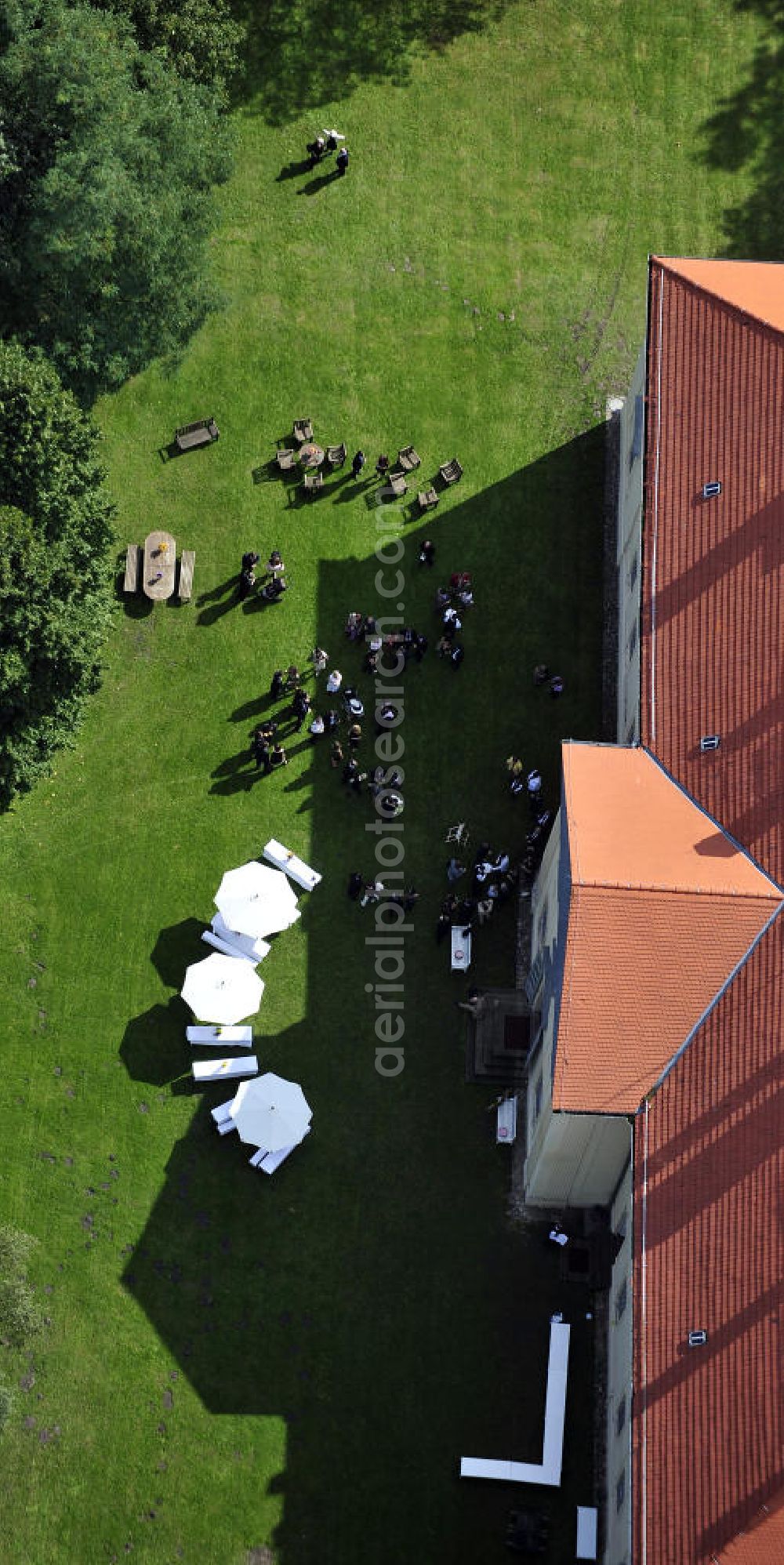 Hoppenrade / Löwenberger Land from the bird's eye view: Schloss Hoppenrade ist eine der bedeutenden barocken Anlagen in Brandenburg. Es wurde auf den Fundamenten einer Wasserburg errichtet, die vermutlich Hans von Bredow in der zweiten Hälfte des 15. Jahrhunderts bauen ließ. 1723 wurde der Vorgängerbau abgetragen und anschließend das Herrenhaus als eingeschossige Dreiflügelanlage erbaut. Im rechten Seitenflügel wurde die Dorfkirche untergebracht. Heute ist die Immobilie -nach neuestem Stand ausgebaut- als Veranstaltungs- und Hochtzeitsschloß zu mieten. Hoppenrade Castle is one of the major baroque installations in Brandenburg.