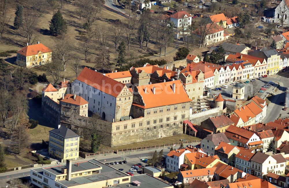 Aerial photograph Horsovsky Tyn / Bischofteinitz - Das Schloss Horsovsky Tyn / Bischofteinitz, eine ehemalige Bischofsburg, während Bauarbeiten an der Fassade, am nam. Republiky / Platz der Republik in Horsovsky Tyn / Bischofteinitz in der Region Plzensky kraj / Pilsen in der Tschechischen Republik. During construction works of the castle Horsovsky Tyn / Bischofteiniz at the street nam. Republiky in Horsovsky Tyn in the region Plzensky kraj in Czech Republic.