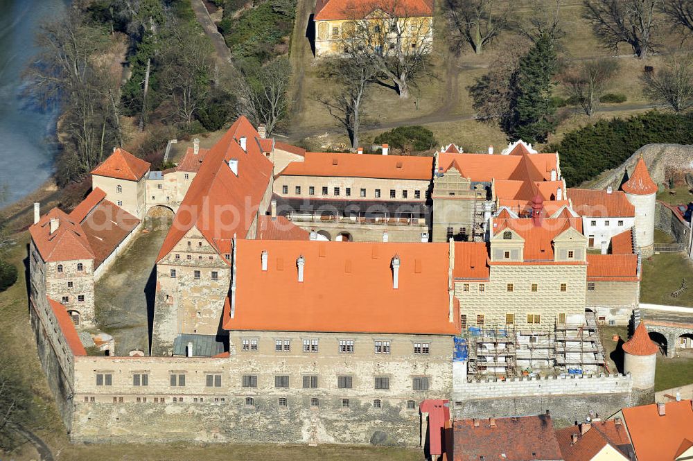 Horsovsky Tyn / Bischofteinitz from above - Das Schloss Horsovsky Tyn / Bischofteinitz, eine ehemalige Bischofsburg, während Bauarbeiten an der Fassade, am nam. Republiky / Platz der Republik in Horsovsky Tyn / Bischofteinitz in der Region Plzensky kraj / Pilsen in der Tschechischen Republik. During construction works of the castle Horsovsky Tyn / Bischofteiniz at the street nam. Republiky in Horsovsky Tyn in the region Plzensky kraj in Czech Republic.